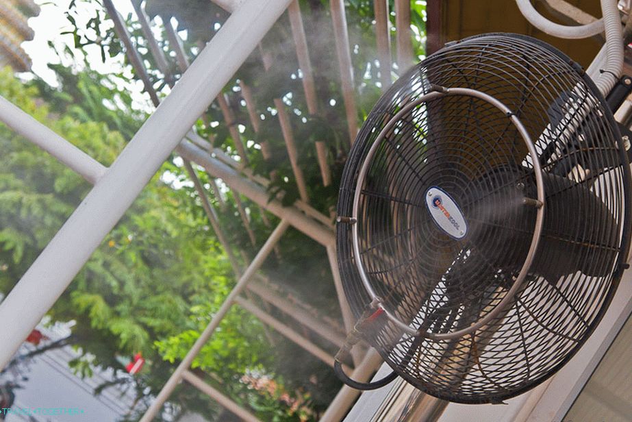 Osviežujúci a zvlhčujúci ventilátor v blízkosti pokladnice