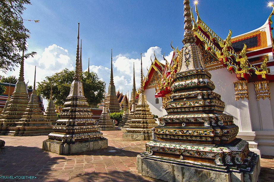 Stupas na pozadí trblietavých striech