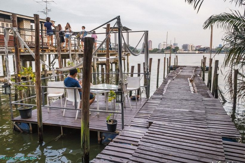 Pontoon mólo vedie z kaviarne