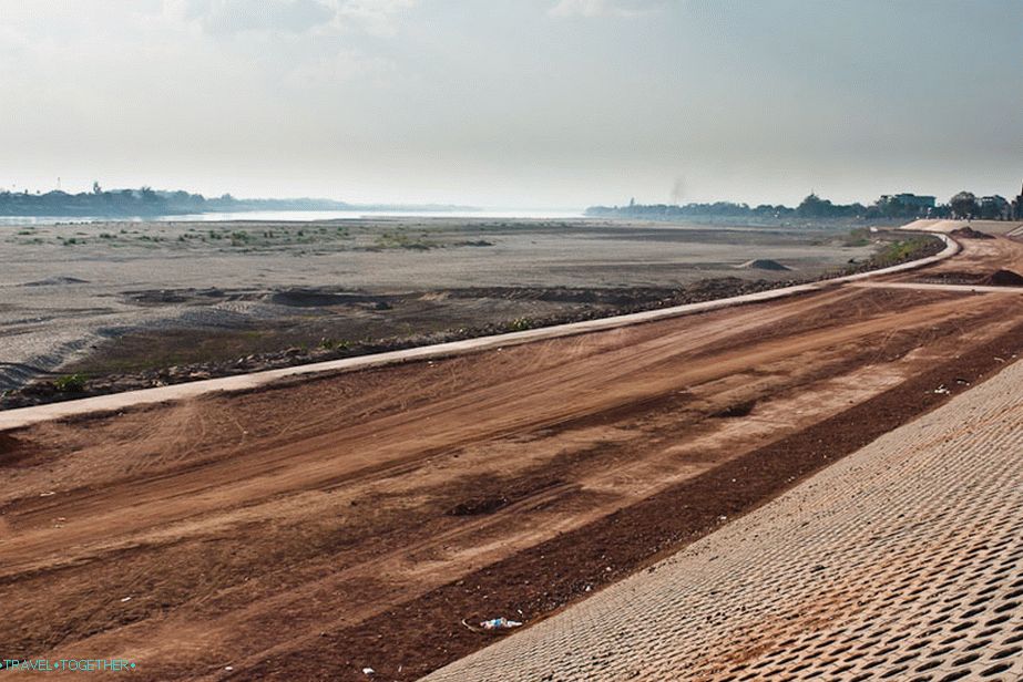 V diaľke posvätný a plytký Mekong