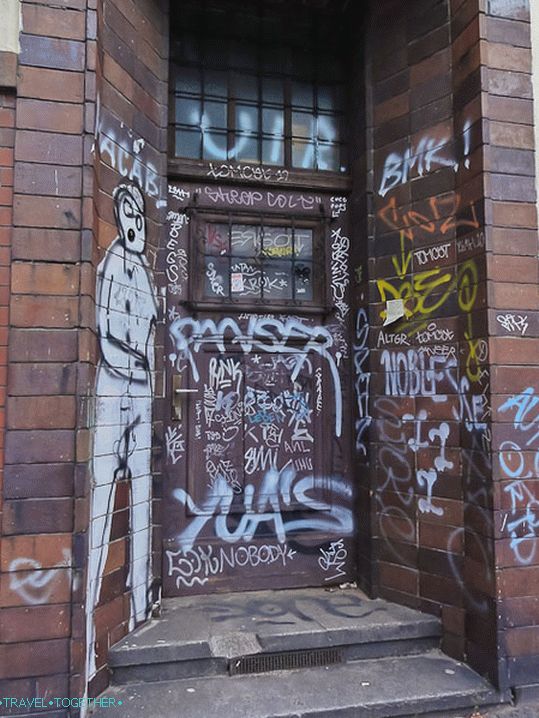 Graffiti na domoch v Berlíne