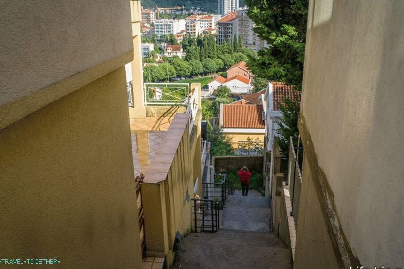 Veľa schodov, neprístupné prostredie pre invalidné vozíky