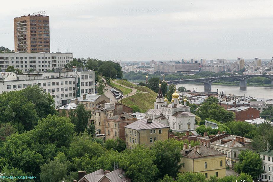 Vľavo je ten istý dom, odkiaľ by mal otvoriť krásny výhľad.