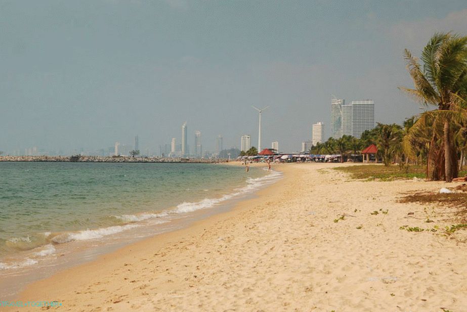 Pláž na pozadí výškovej Pattaya
