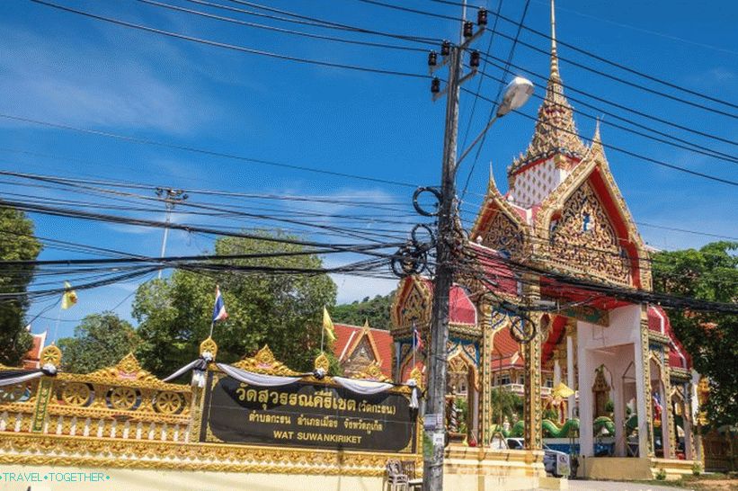 Wat Suwankiriket, Phuket - chrám Karon a nočný trh