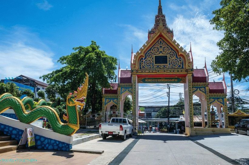 Wat Suwankiriket, Phuket - chrám Karon a nočný trh