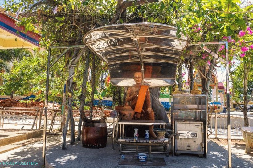 Wat Suwankiriket, Phuket - chrám Karon a nočný trh