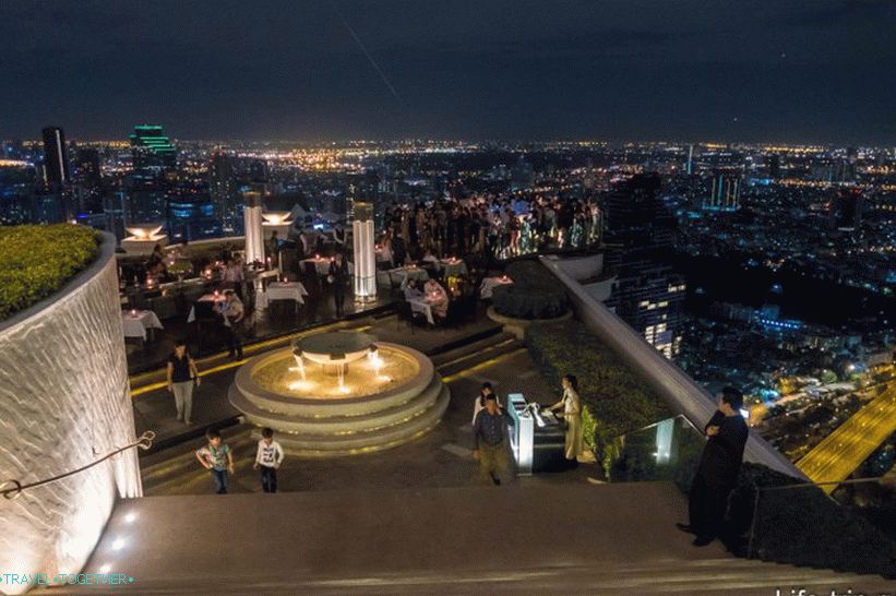 A odtiaľto sa dostanete do reštaurácie Sirocco a Sky Bar