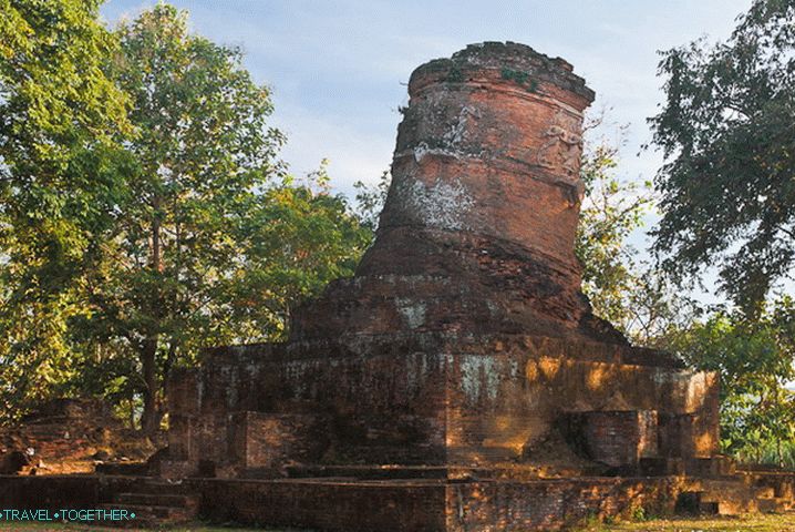 Staroveký Wat na ceste k jazeru Chaing Saen