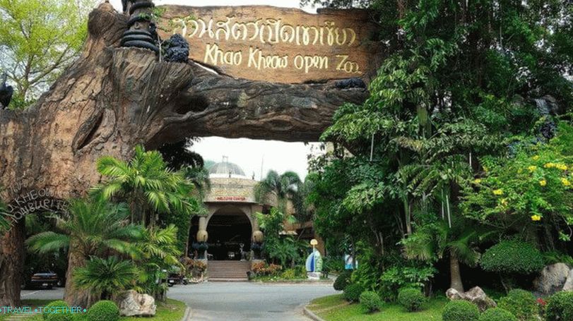 Hlavný vchod do zoologickej záhrady Khao Kheo v Pattaya